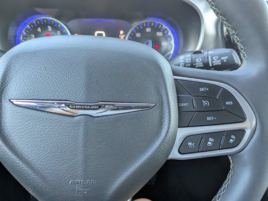 Used 2025 Chrysler Pacifica Select FWD image 19