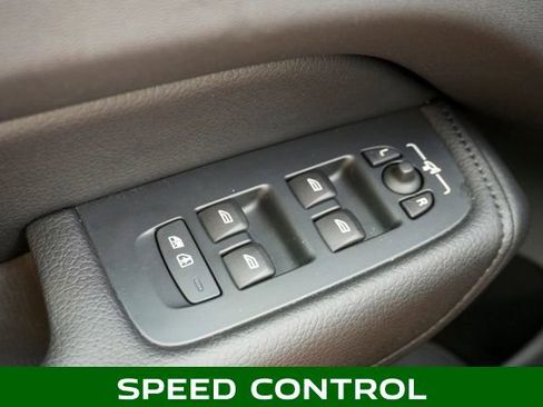 Used 2022 Volvo XC60 B5 Momentum image 29