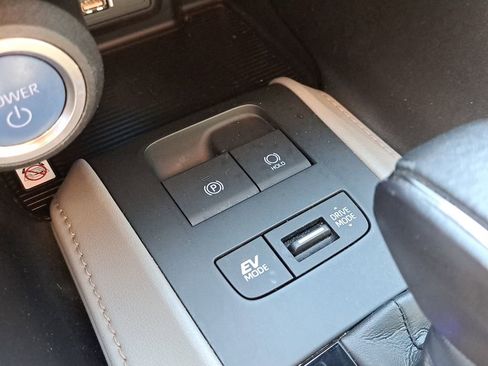 Used 2022 Toyota Venza LE image 26