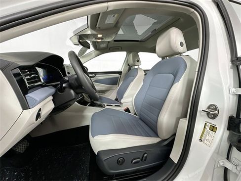 Used 2025 Volkswagen Jetta SE image 4