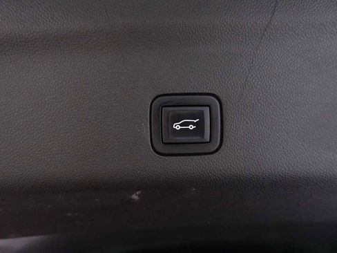 Used 2022 Chevrolet Suburban LT w/ Luxury Package image 11