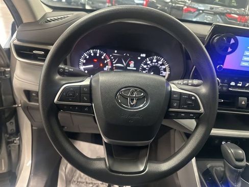 Used 2023 Toyota Highlander L FWD image 12