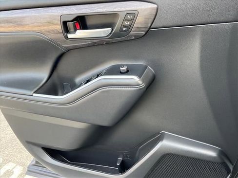 Used 2022 Toyota Highlander Limited image 24