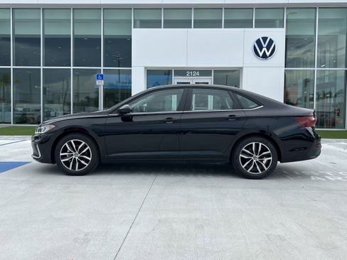 New 2025 Volkswagen Jetta SE image 4