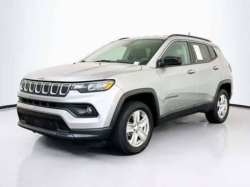 Used 2022 Jeep Compass Latitude image 3
