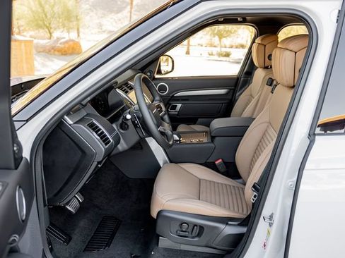 Certified 2025 Land Rover Discovery Dynamic SE AWD/4WD image 14