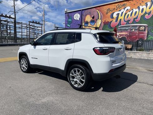 Used 2022 Jeep Compass Latitude AWD/4WD image 3