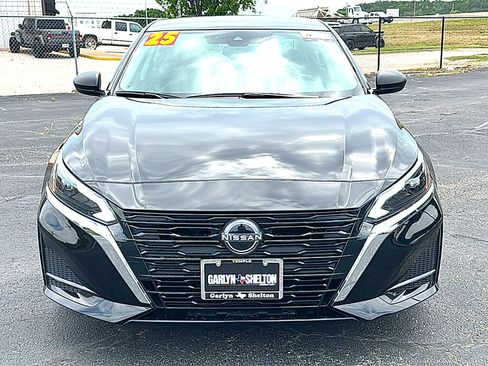 Used 2025 Nissan Altima 2.5 SV FWD image 11