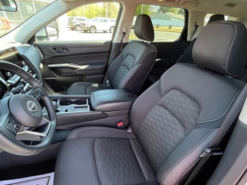 Used 2025 Nissan Pathfinder SV image 18