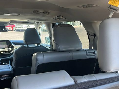 Used 2023 Toyota Highlander XLE image 45