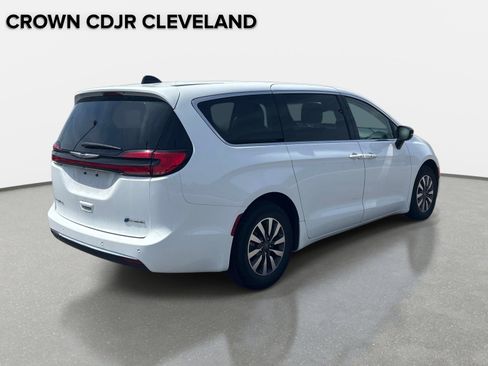 Used 2024 Chrysler Pacifica Select image 5