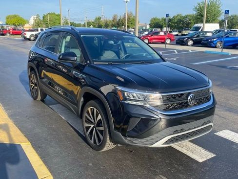 Used 2024 Volkswagen Taos SE image 2