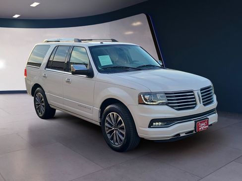 Used 2016 Lincoln Navigator Select RWD image 7