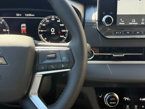 New 2025 Mitsubishi Outlander SE image 11