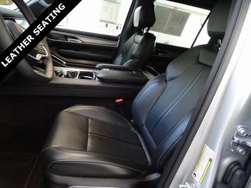 Certified 2025 Jeep Wagoneer Base image 2