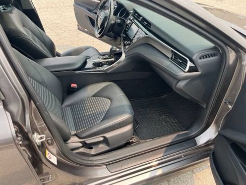Used 2018 Toyota Camry SE w/ Moonroof Package FWD image 15