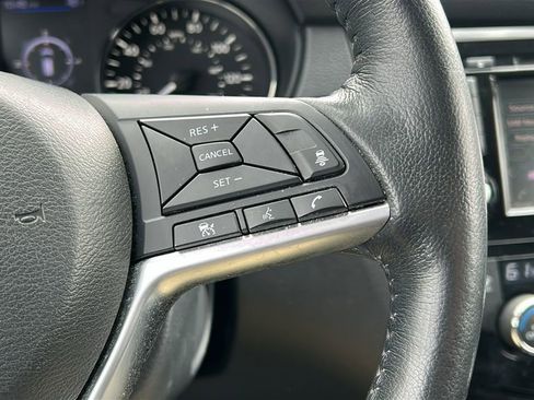 Used 2018 Nissan Rogue SV w/ Premium Package image 15