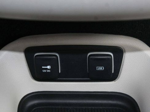 Used 2020 Chrysler Pacifica Touring-L FWD image 25