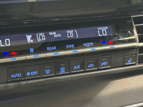 Used 2021 Toyota Sienna XSE FWD image 47