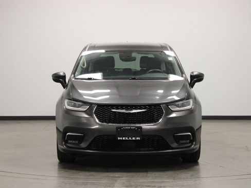 Used 2023 Chrysler Pacifica Touring-L FWD image 3