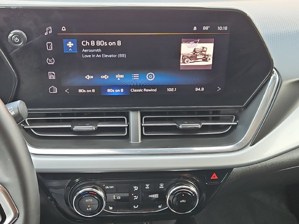 Used 2025 Chevrolet Trax LT w/ LT Convenience Package FWD image 19
