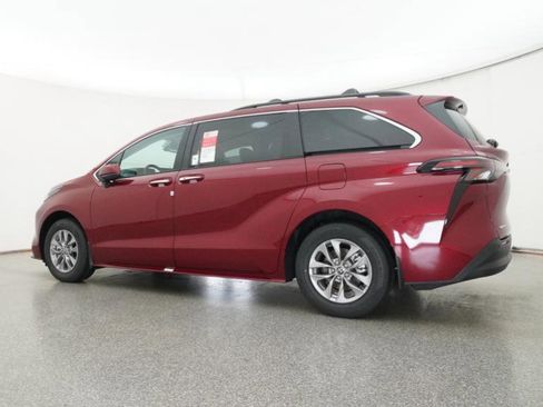 New 2026 Toyota Sienna XLE image 12