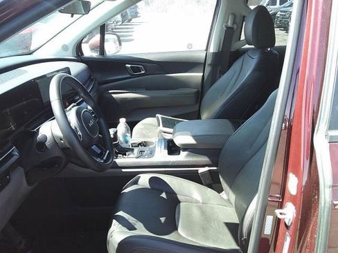 Used 2025 Kia Carnival image 9