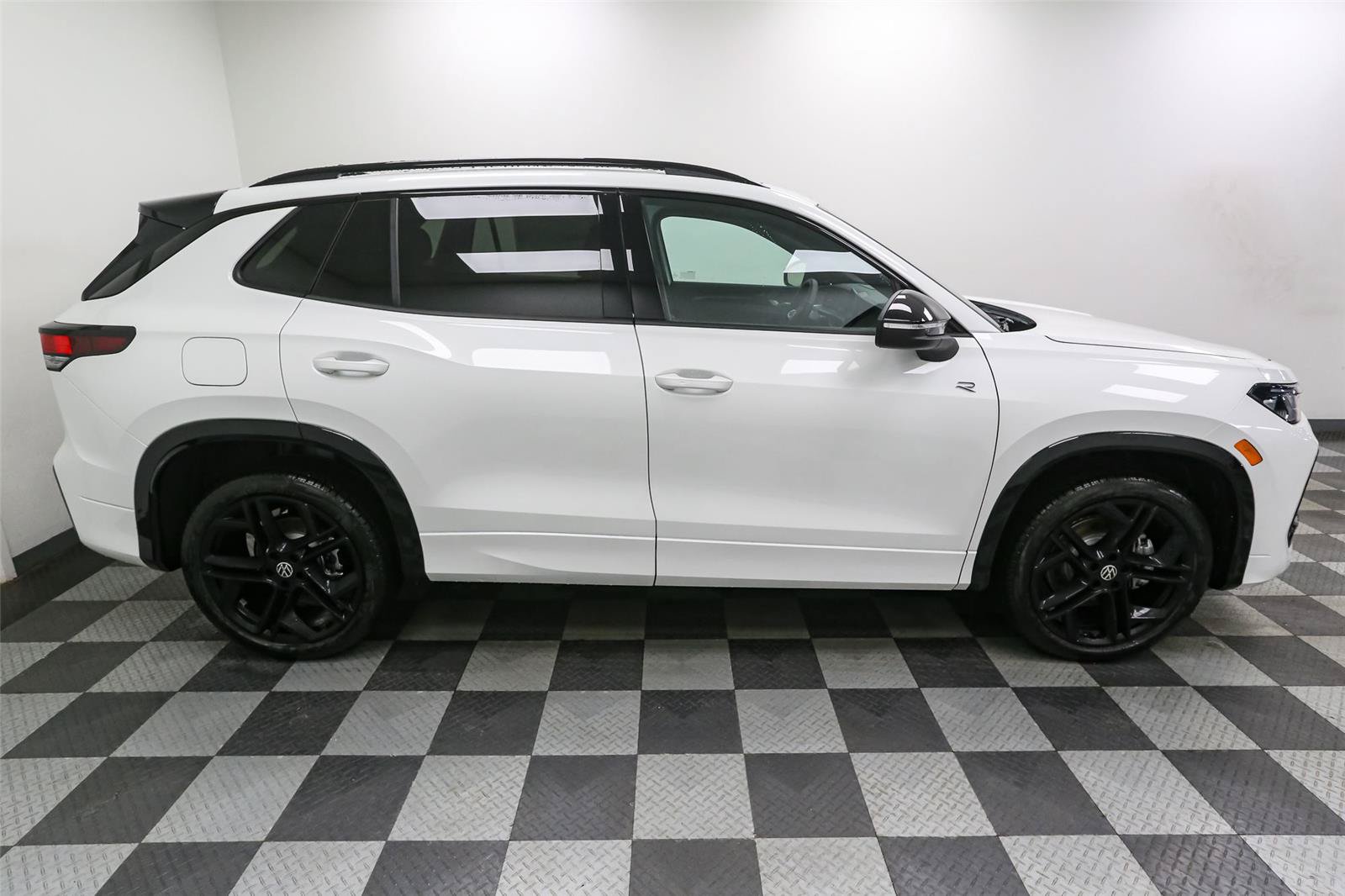 New 2026 Volkswagen Tiguan SE R-Line AWD/4WD image 8