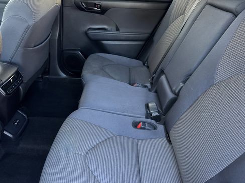 Used 2024 Toyota Highlander LE image 12