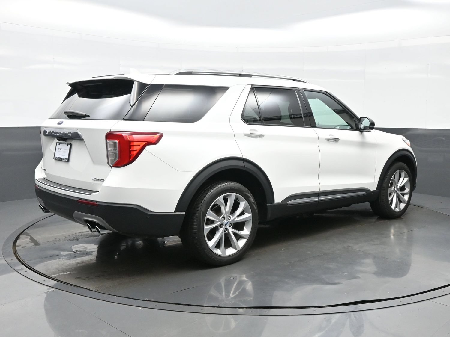 Used 2023 Ford Explorer Platinum w/ Technology Package AWD/4WD image 6