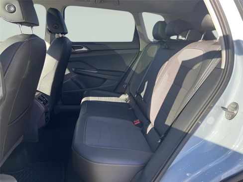 Used 2025 Volkswagen Taos SE image 18