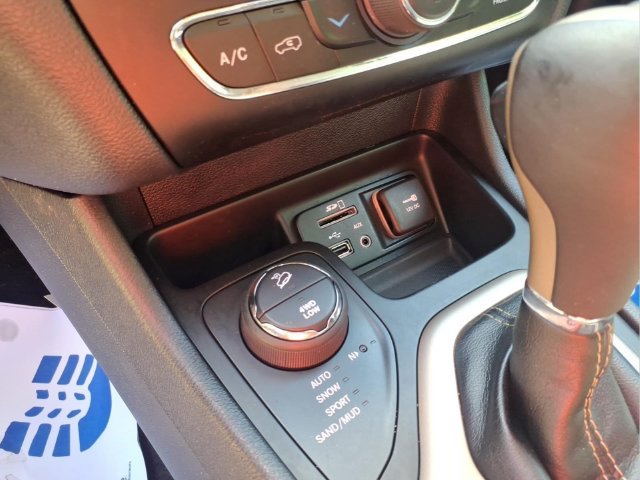 Used 2016 Jeep Cherokee Limited w/ Luxury Group AWD/4WD image 26