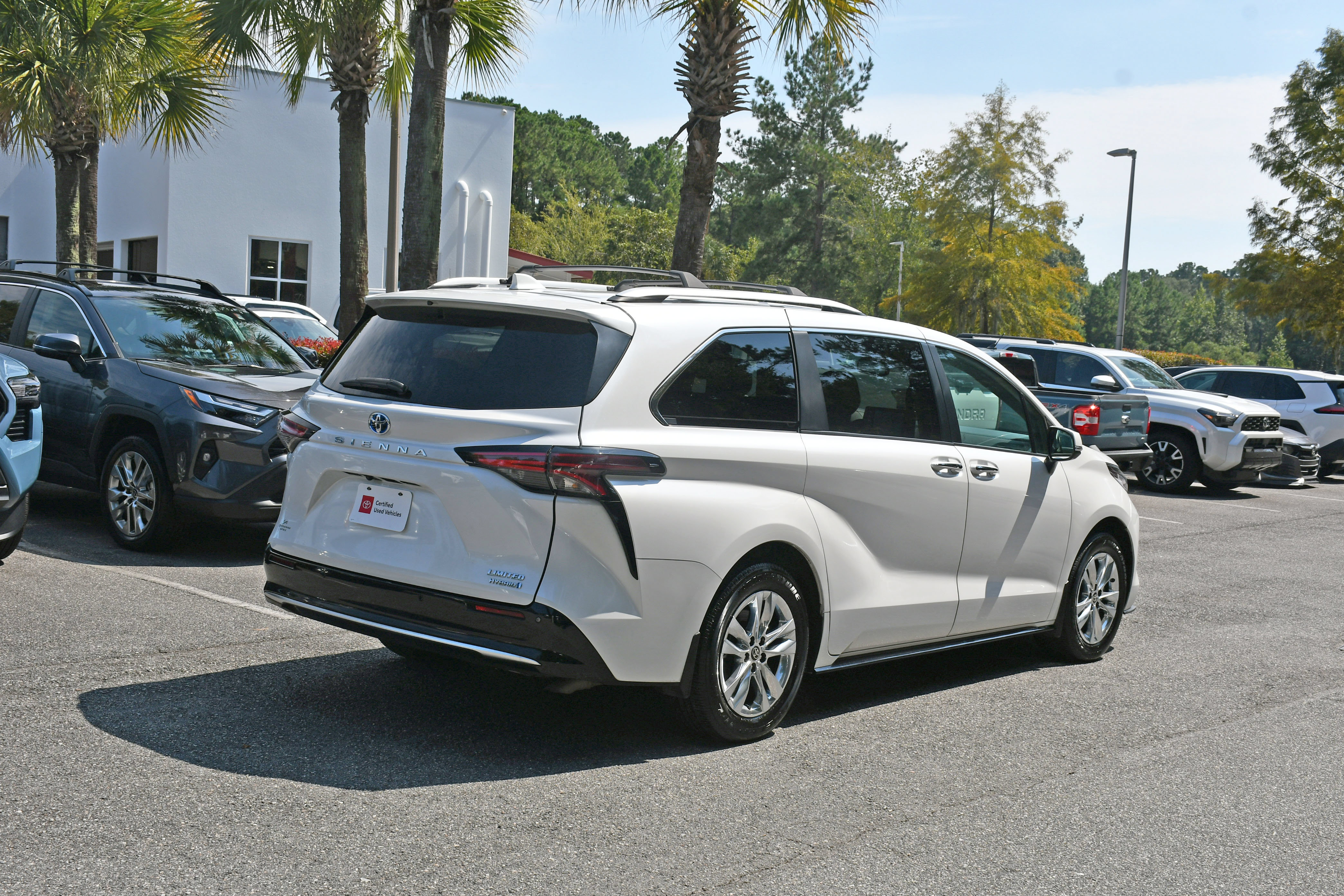 Certified 2024 Toyota Sienna Limited FWD image 4