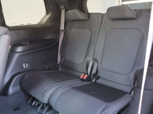 Used 2024 Jeep Grand Cherokee L Laredo RWD image 11
