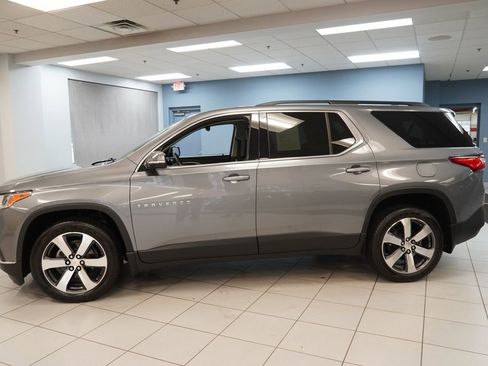Used 2019 Chevrolet Traverse LT w/ LT Premium Package image 2