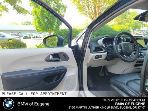 Used 2023 Chrysler Pacifica Touring-L FWD image 23