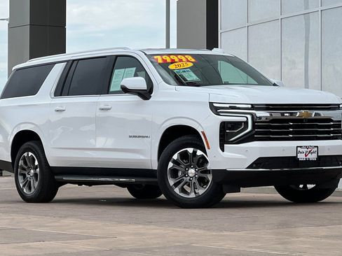 Used 2025 Chevrolet Suburban LT w/ Comfort Package image 2