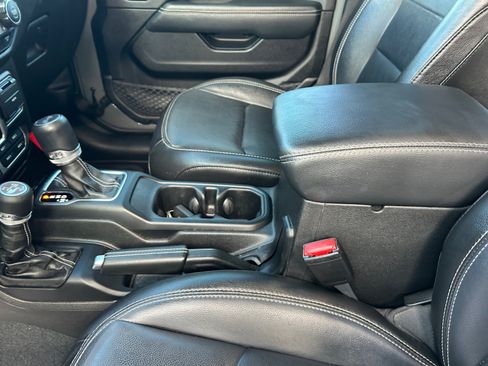 Used 2023 Jeep Wrangler Unlimited Sahara AWD/4WD image 15