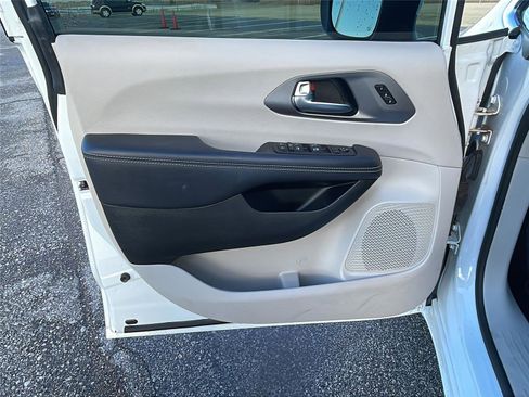 Used 2023 Chrysler Pacifica Touring-L image 18