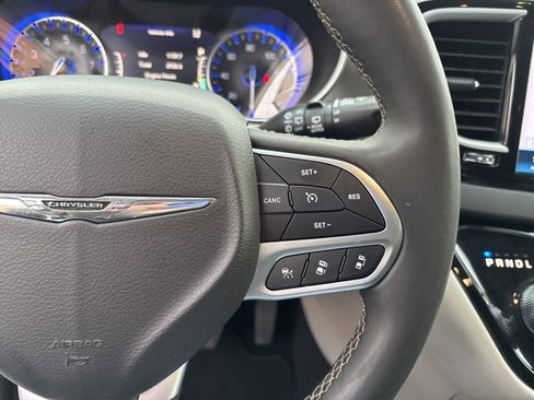 Used 2024 Chrysler Pacifica Touring-L image 23