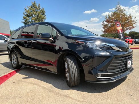 Used 2026 Toyota Sienna XLE FWD image 4