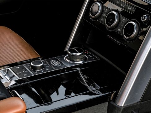 Used 2020 Land Rover Discovery HSE Luxury image 23