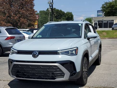 Used 2025 Volkswagen Taos SE w/ Panoramic Sunroof Package FWD image 36