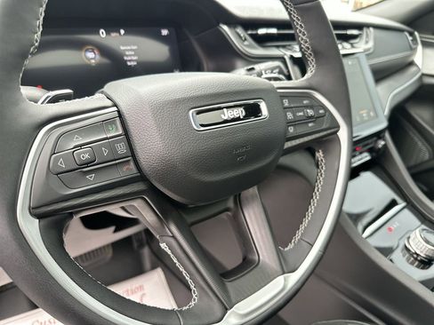 Used 2025 Jeep Grand Cherokee Altitude image 14