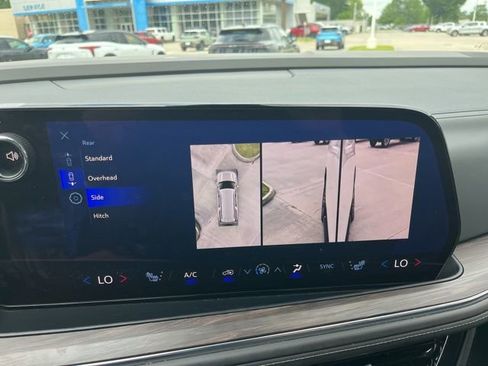 Used 2025 Chevrolet Suburban Z71 AWD/4WD image 29