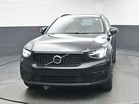 Used 2024 Volvo XC40 B5 Plus w/ Climate Package image 3