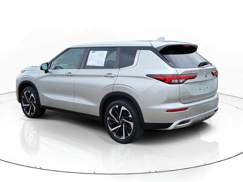 Used 2022 Mitsubishi Outlander SE image 3