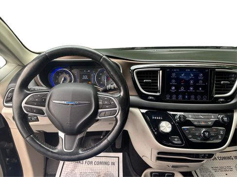 Used 2019 Chrysler Pacifica Touring-L FWD image 24