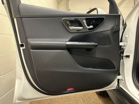 Used 2025 Mercedes-Benz GLC 350e 4MATIC image 13