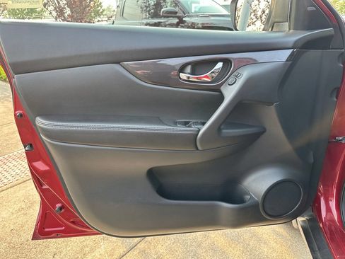 Used 2018 Nissan Rogue SV AWD/4WD image 11